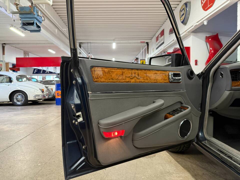 Image 6/18 of Jaguar XJ 6 4.0 (1990)