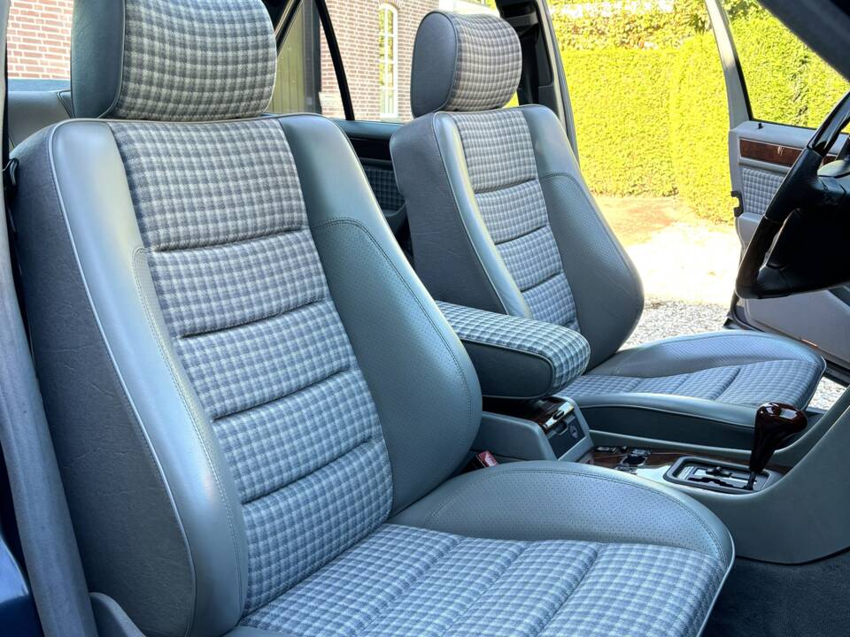 Image 7/24 of Mercedes-Benz 500 E (1993)