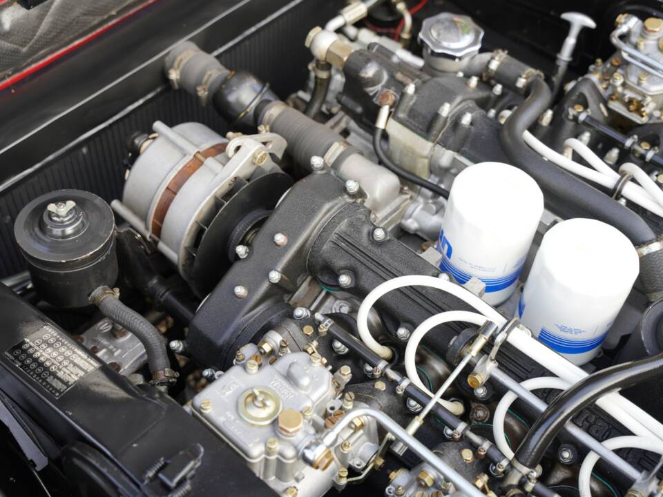 Image 29/50 de Ferrari 365 GT4 2+2 (1974)