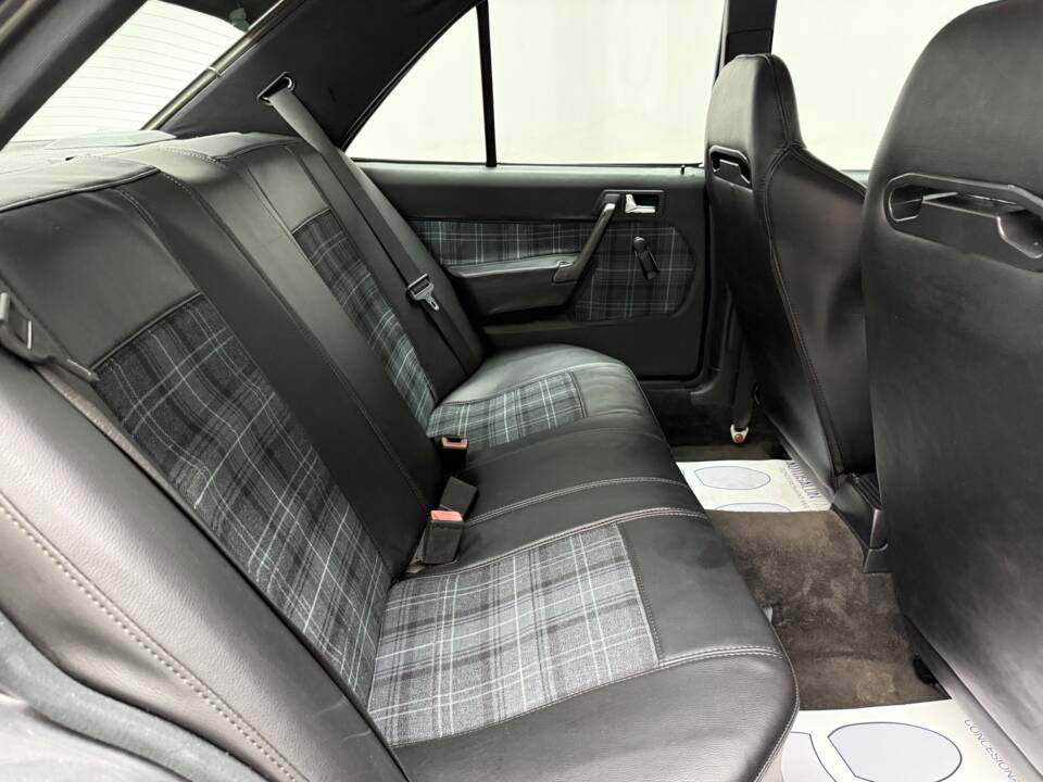 Image 10/21 of Mercedes-Benz 190 E 2.5-16 (1993)