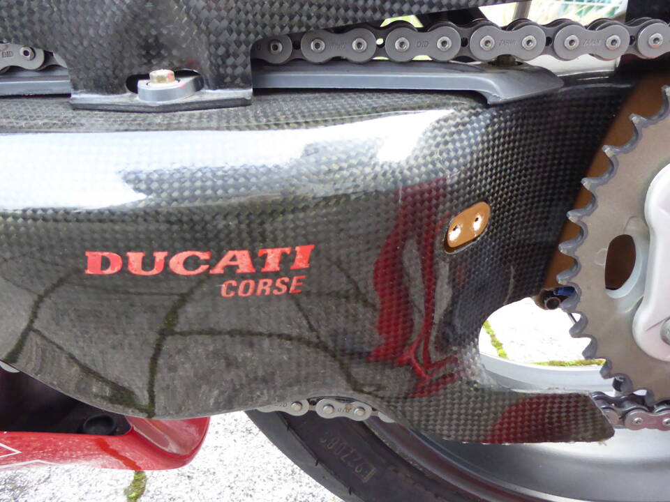 Swing arm with carbon cover
