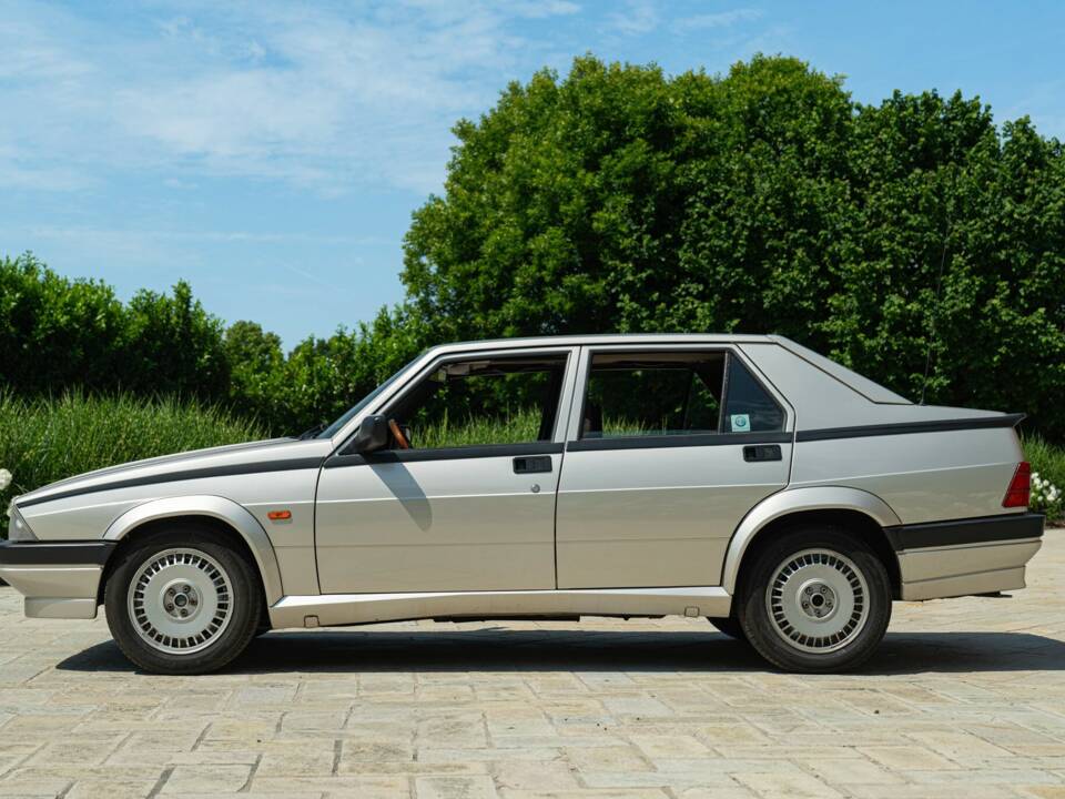 Image 4/50 de Alfa Romeo 75 2.0 Twin Spark (1989)