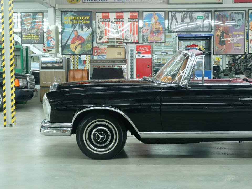 Image 8/50 of Mercedes-Benz 220 SE b (1963)