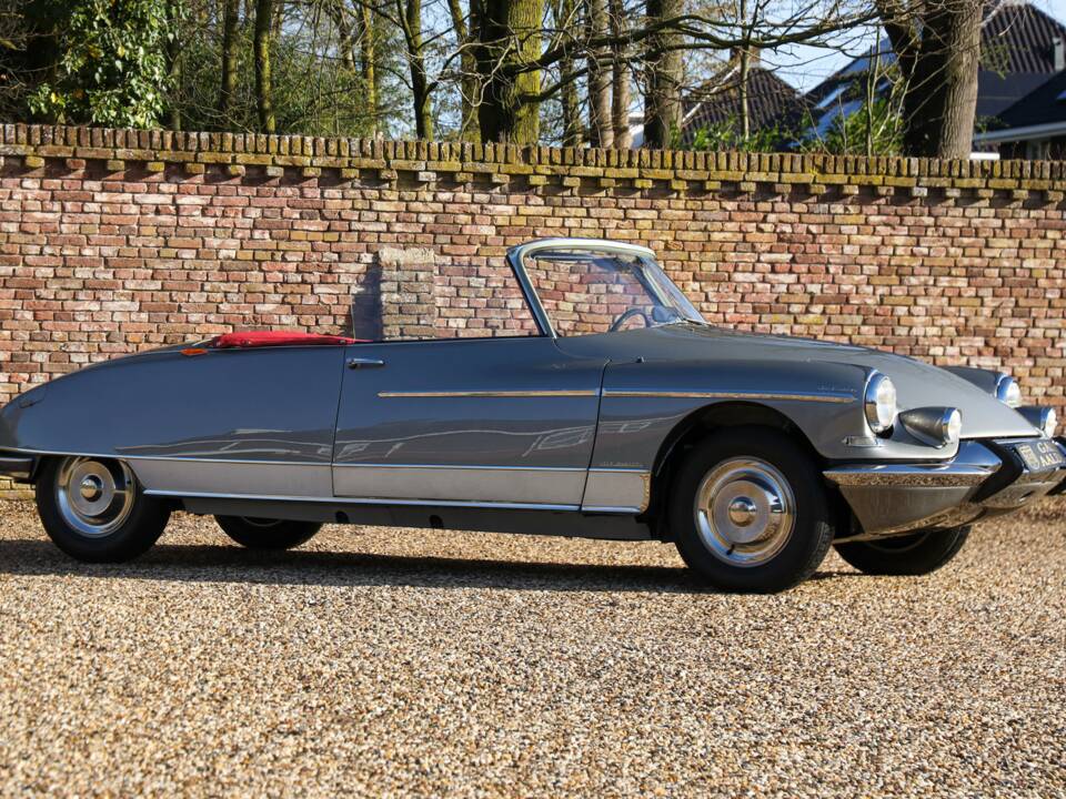 Image 25/50 of Citroën DS 21 Chapron (1963)