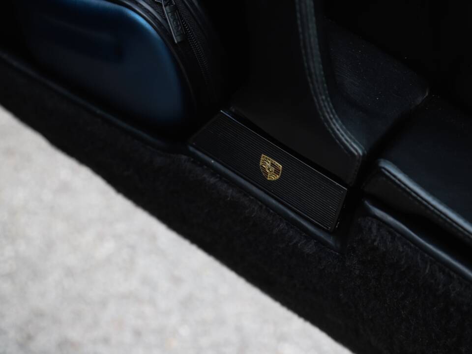 Image 41/108 de Porsche 911 Carrera 3.2 (1989)