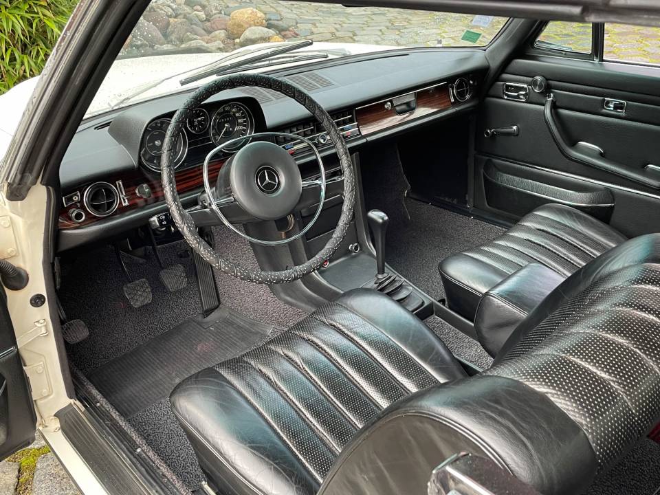 Image 2/24 of Mercedes-Benz 250 CE (1971)