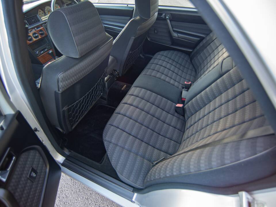 Bild 13/29 von Mercedes-Benz 190 E 2.0 (1992)