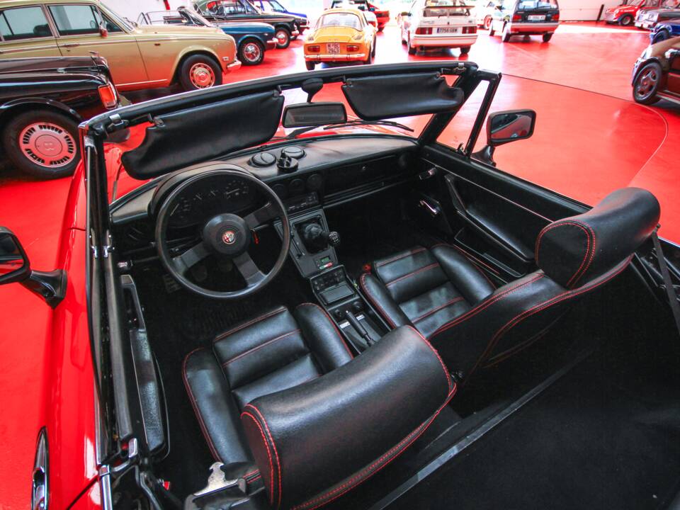 Image 15/24 of Alfa Romeo 2.0 Spider (1987)