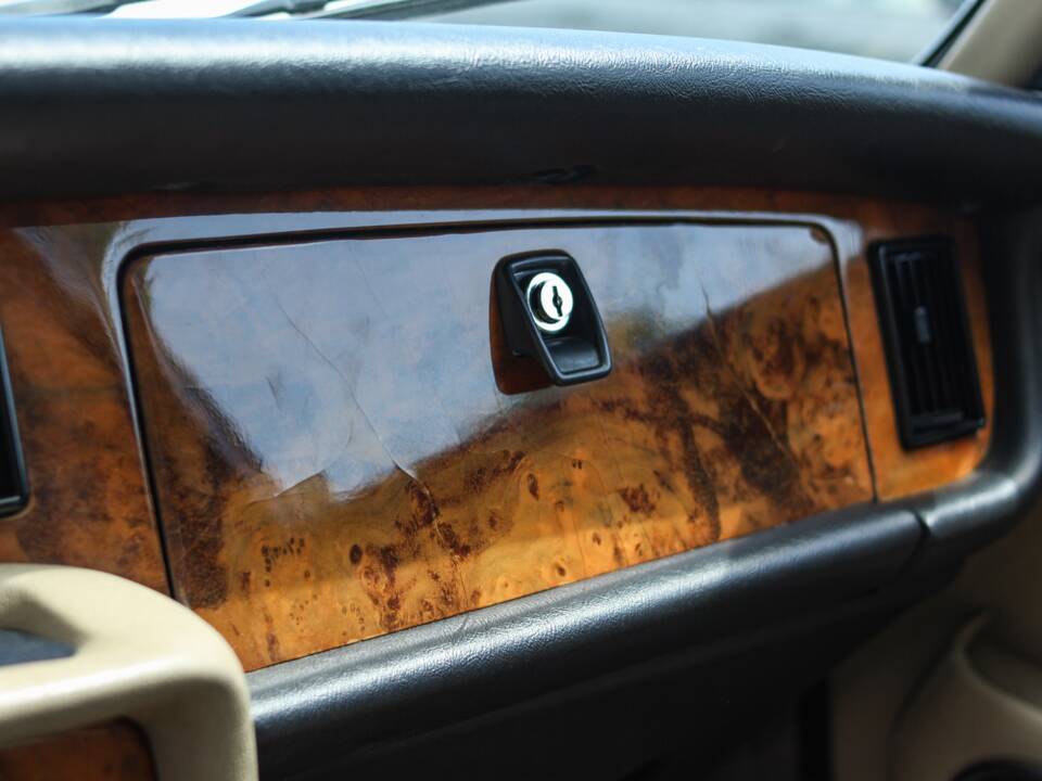 Image 14/44 of Jaguar XJ 12 (1990)