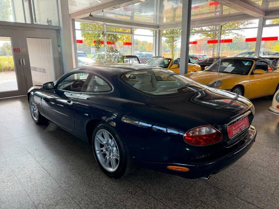 Image 26/35 of Jaguar XK8 4.0 (2002)