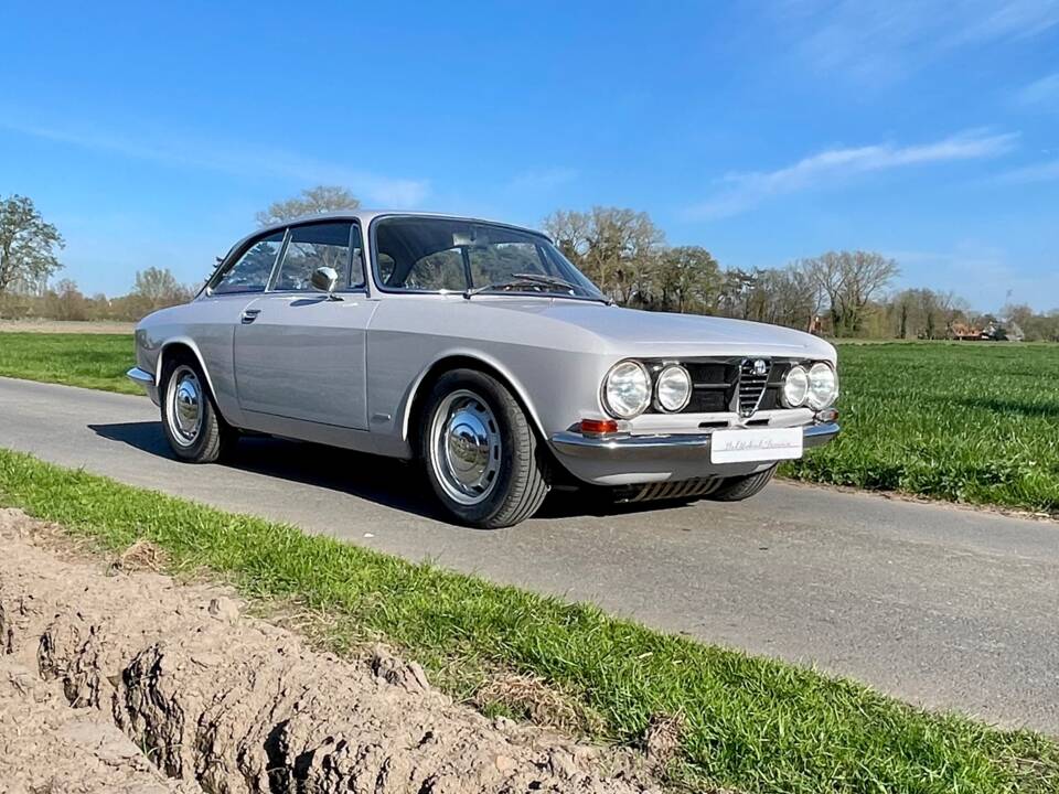 Image 1/47 de Alfa Romeo 1750 GT Veloce (1968)