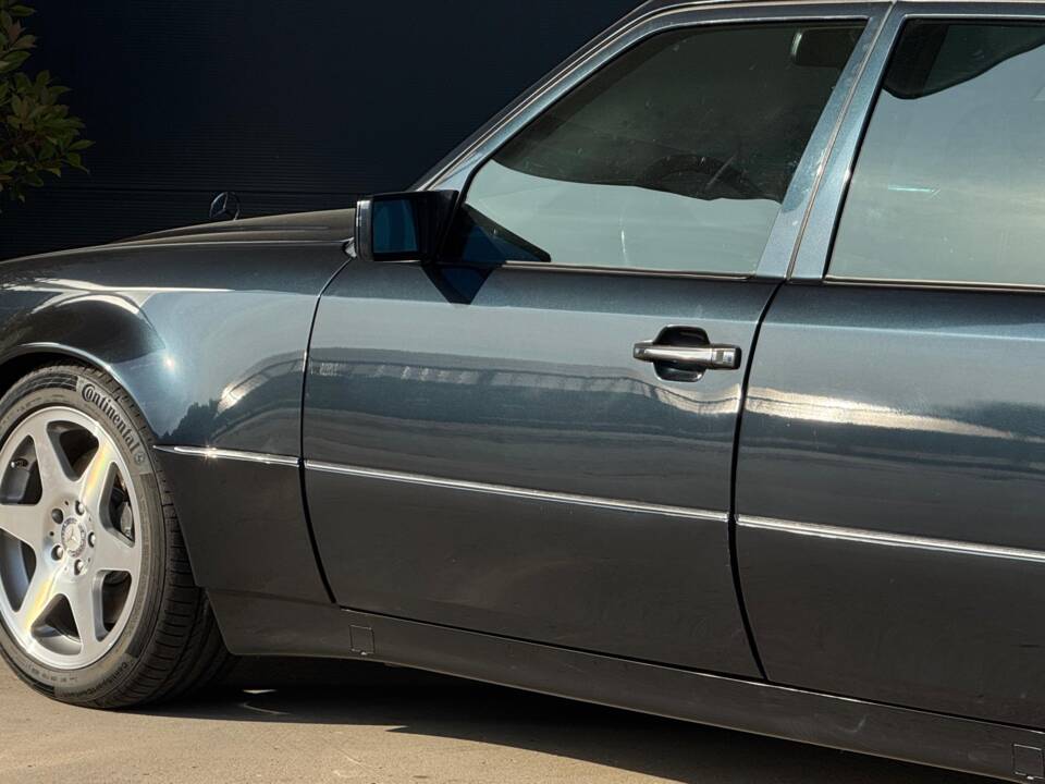 Image 3/15 of Mercedes-Benz E 500 Limited (1994)