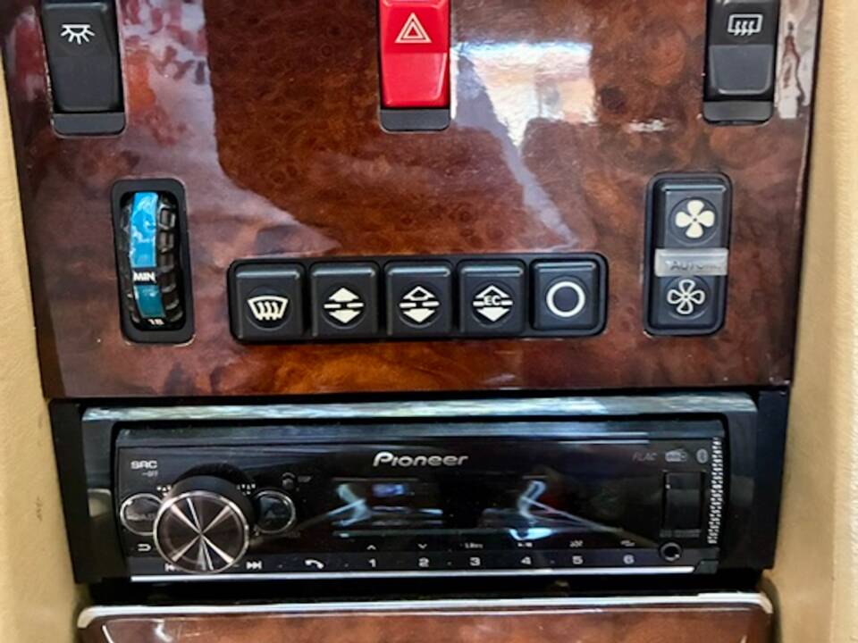 Afbeelding 30/73 van Mercedes-Benz 380 SE (1984)