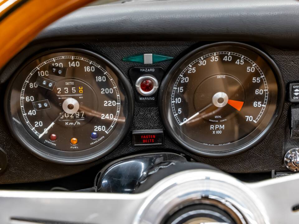 Image 12/34 de Jaguar Type E V12 (1972)