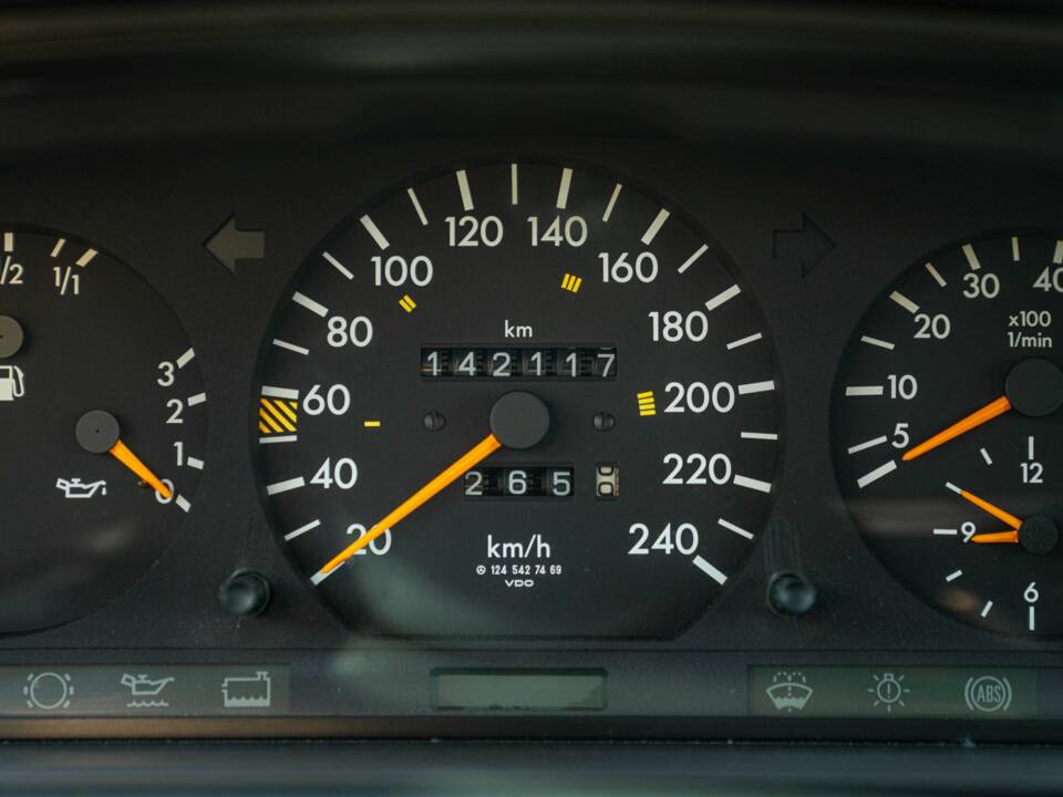 Image 44/50 of Mercedes-Benz E 200 (1995)