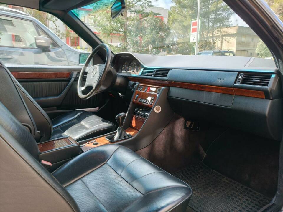 Image 9/35 of Mercedes-Benz E 200 (1995)