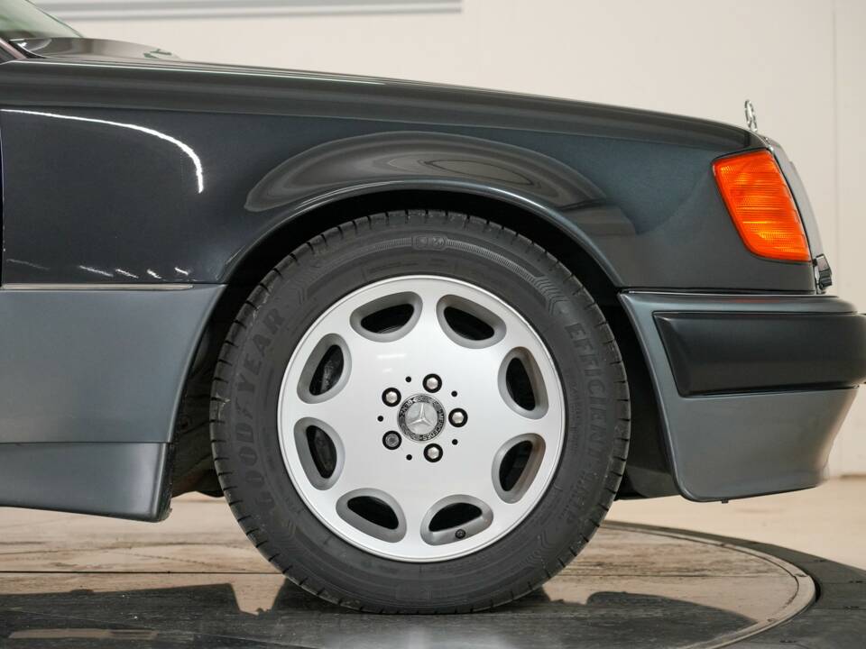 Image 13/32 of Mercedes-Benz 500 E (1992)