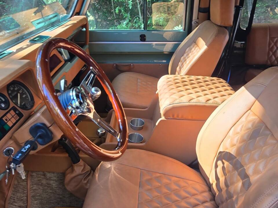 Image 25/72 of Land Rover 90 (1987)