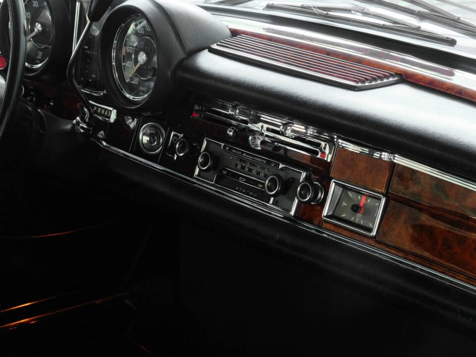 Image 23/49 de Mercedes-Benz 280 SE (1970)