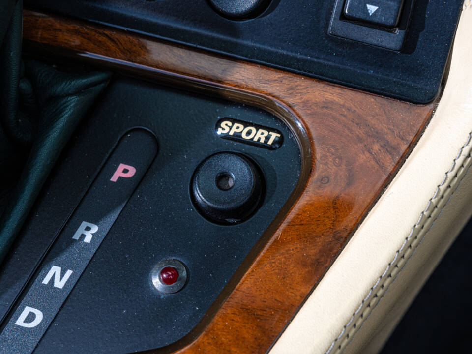 Image 13/36 de Aston Martin Virage Volante (1995)
