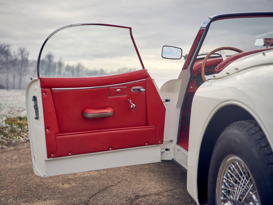 Immagine 37/42 di Jaguar XK 150 3.4 S OTS (1958)