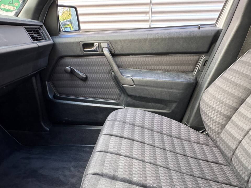 Bild 10/41 von Mercedes-Benz 190 E 2.0 (1992)