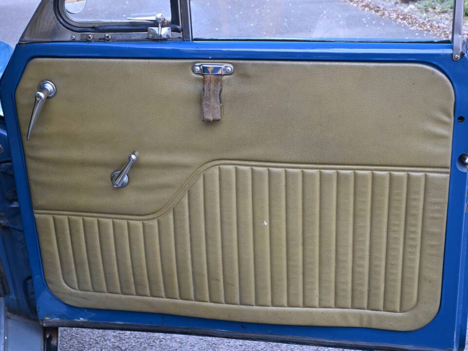 Image 7/50 of Morris Minor 1000 Traveller (1971)