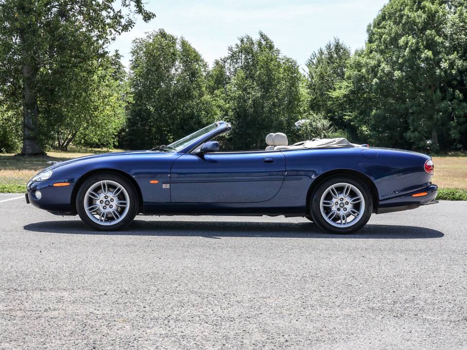 Image 27/36 of Jaguar XK8 4.0 (2001)