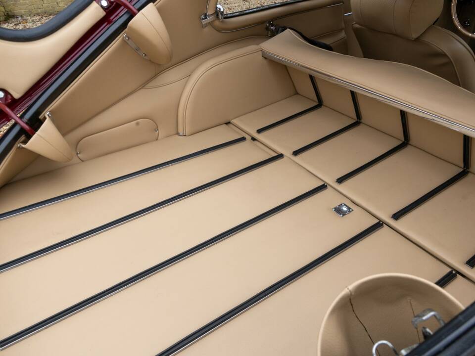 Image 27/50 de Jaguar E-Type (1969)