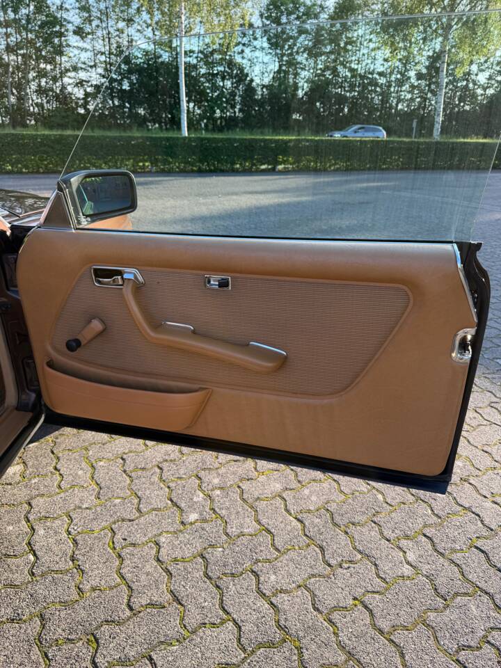 Image 26/31 of Mercedes-Benz 230 CE (1984)