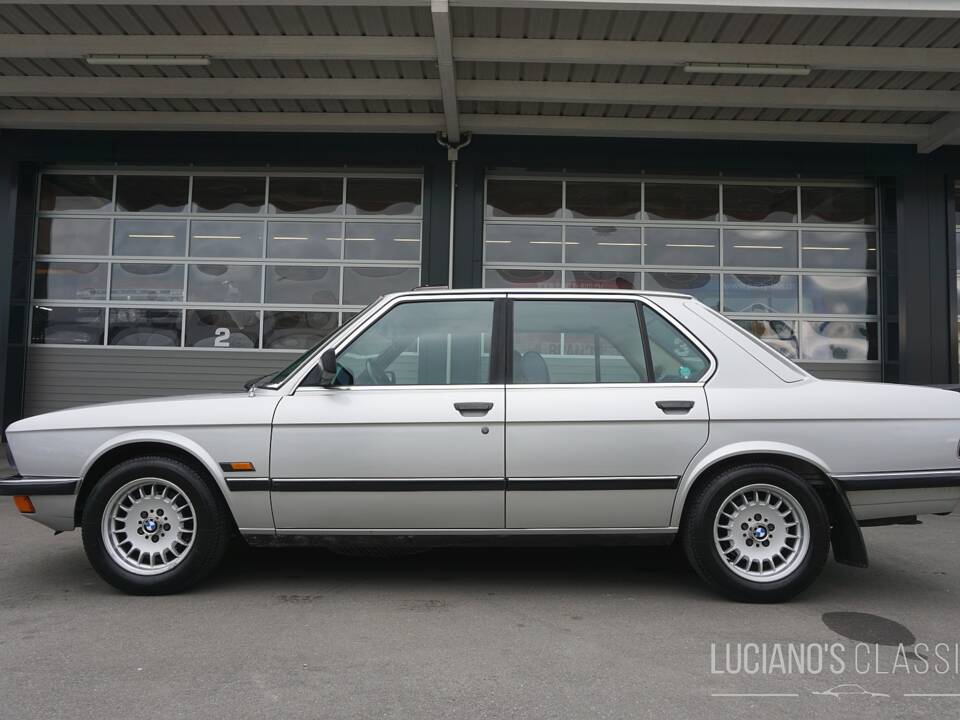 Image 4/59 of BMW 528i (1982)
