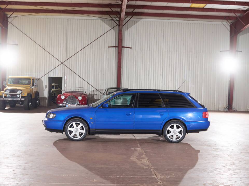 Image 30/113 of Audi S6 Plus Avant (1996)