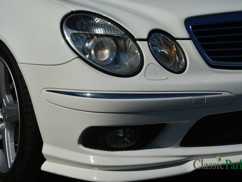 Image 46/50 of Mercedes-Benz E 500 T (2004)