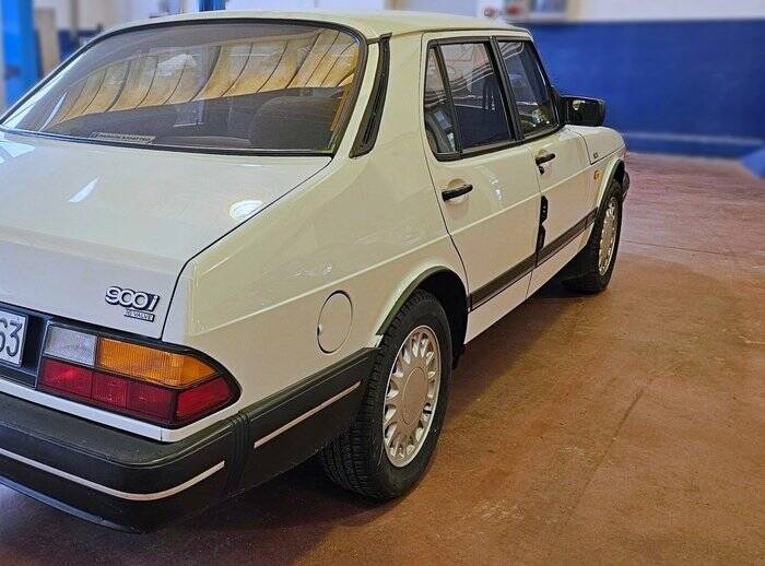 Bild 7/7 von Saab 900 2.0i 16V (1989)