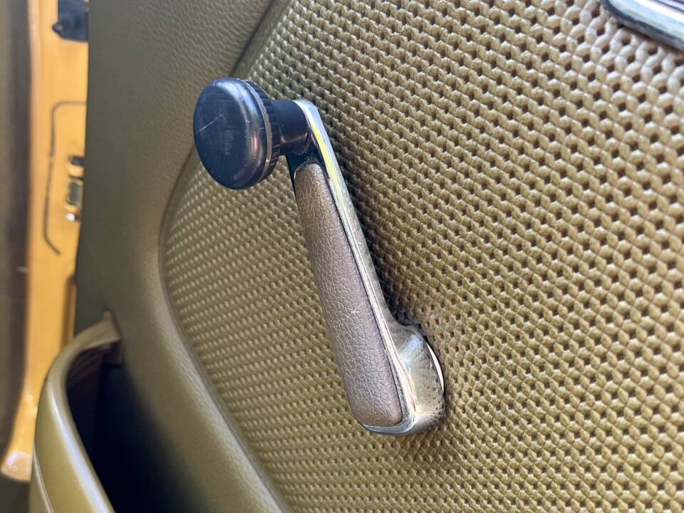 Image 106/139 of Mercedes-Benz 240 D (1978)