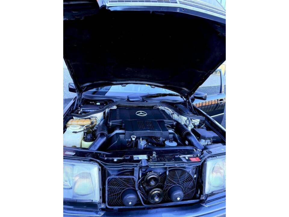 Immagine 26/36 di Mercedes-Benz 500 E (1991)