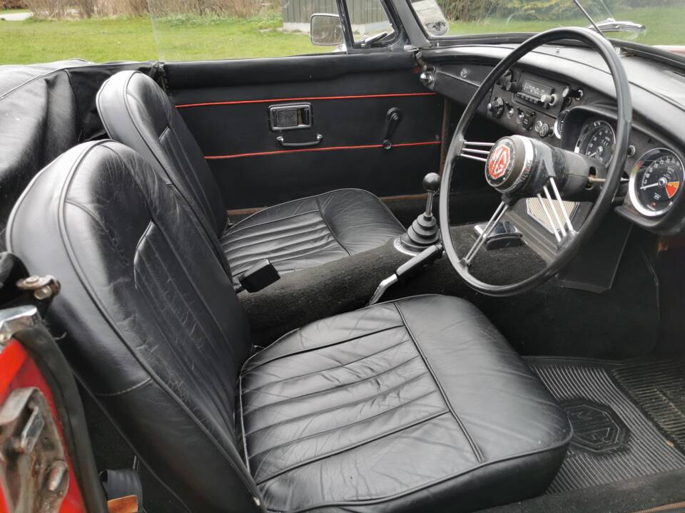 Image 18/58 of MG MGB (1968)