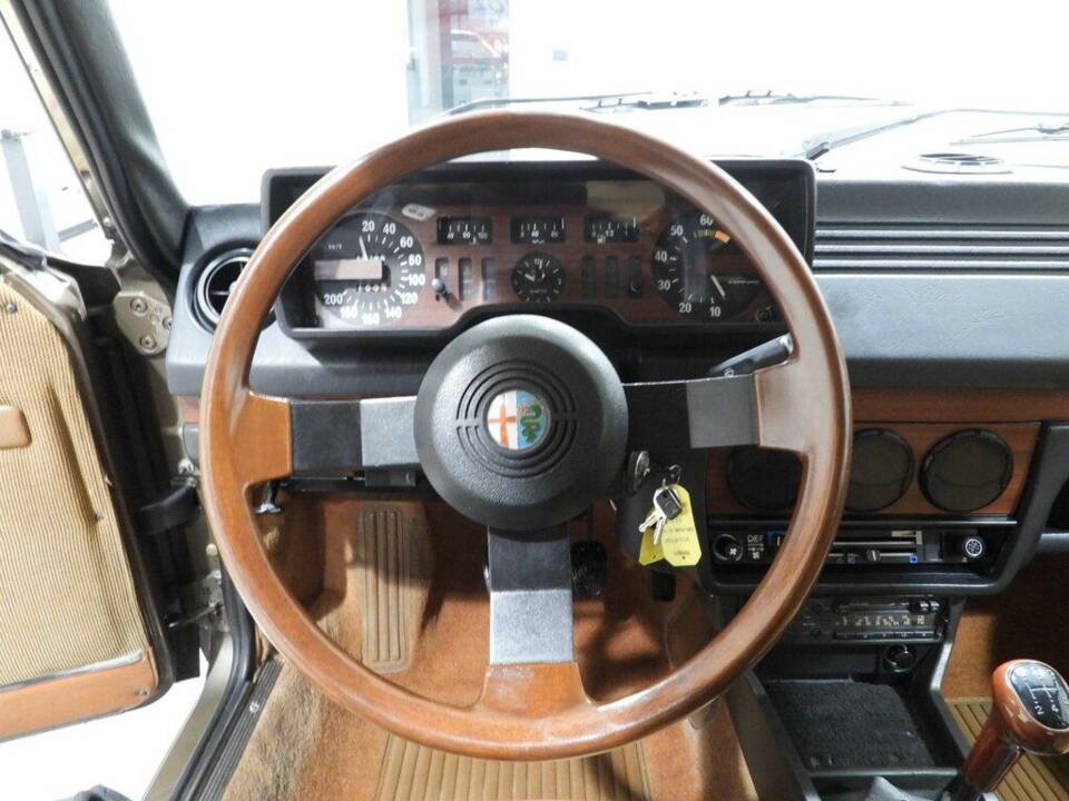Bild 6/15 von Alfa Romeo Alfetta 2.0 (1982)