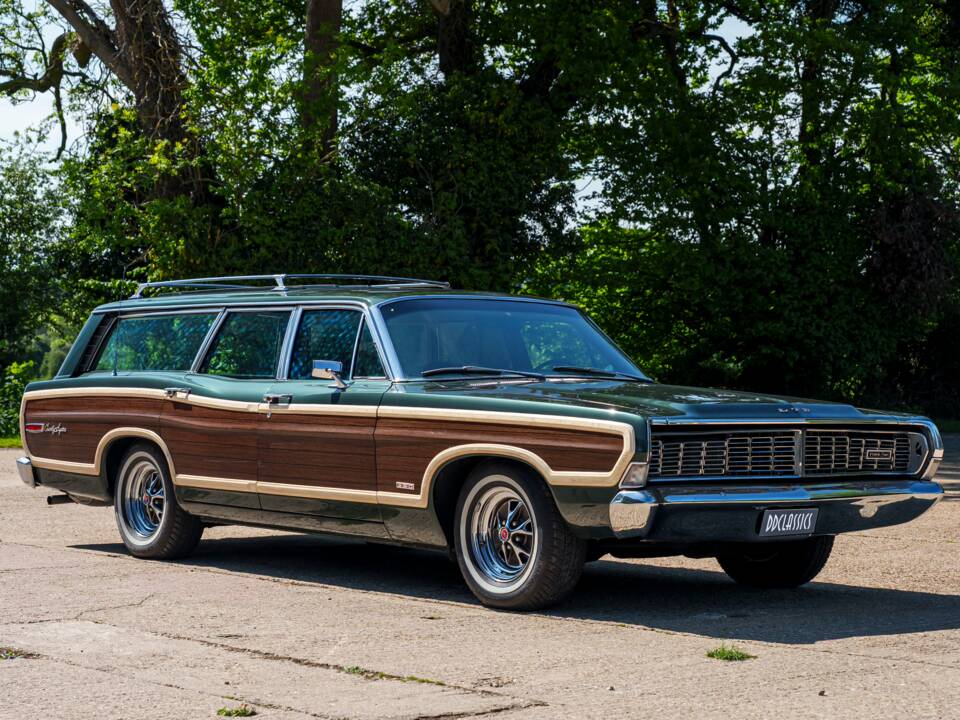 Image 2/28 of Ford LTD Country Squire (1968)