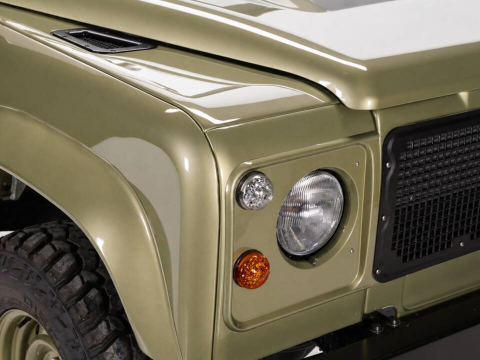 Bild 26/47 von Land Rover 90 (1990)
