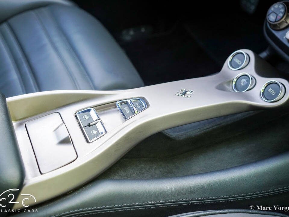 Image 18/85 de Ferrari California (2010)