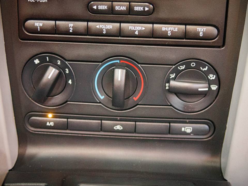 Image 38/49 of Ford Mustang GT (2006)