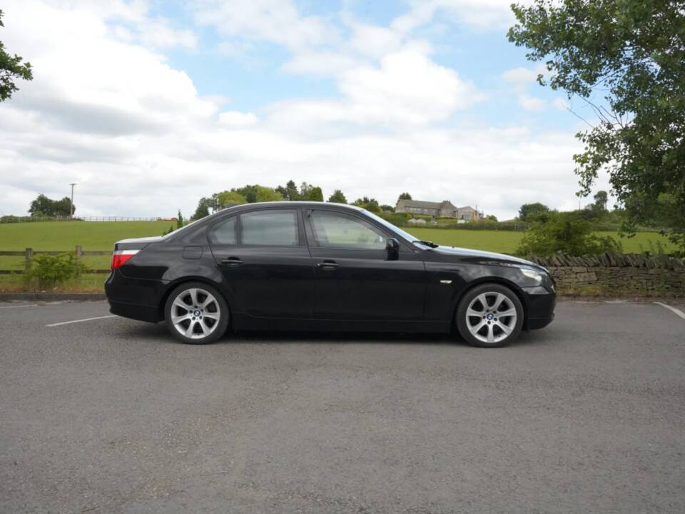Bild 16/48 von BMW 550i (2006)