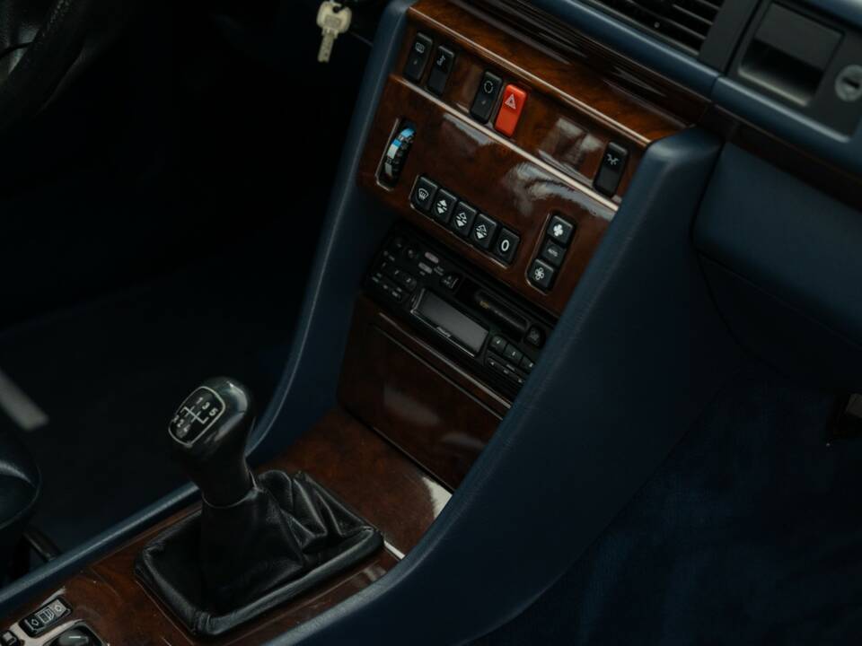 Bild 68/79 von Mercedes-Benz 200 CE (1993)