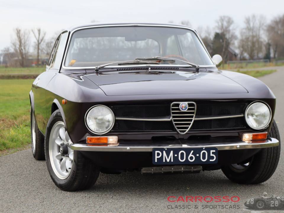 Immagine 26/40 di Alfa Romeo Giulia 1300 GT Junior (1972)