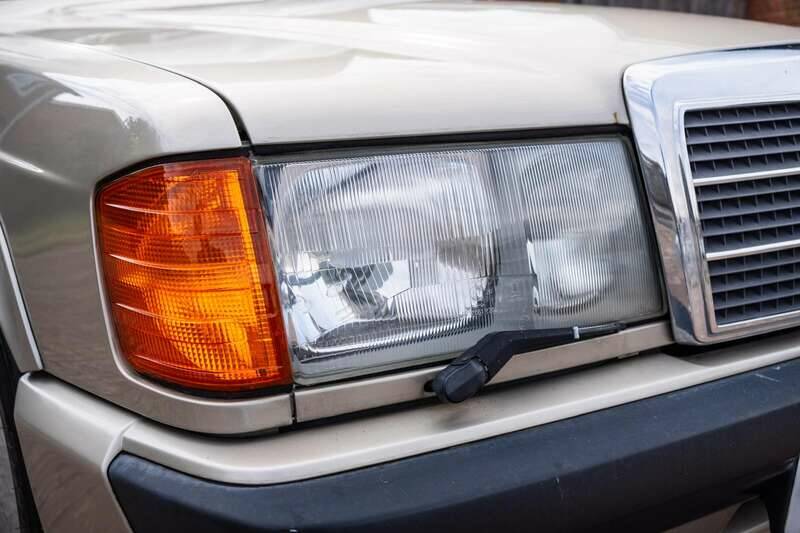 Image 27/50 of Mercedes-Benz 190 E 2.5-16 (1991)