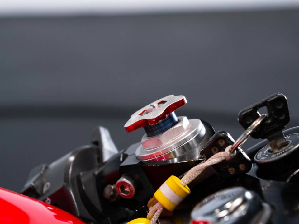 Image 41/49 of Yamaha YZF 600 R6 (1999)