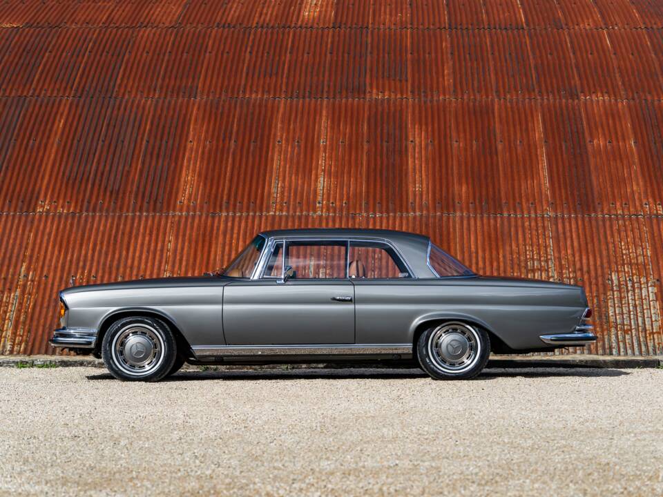 Image 2/37 of Mercedes-Benz 280 SE 3,5 (1970)