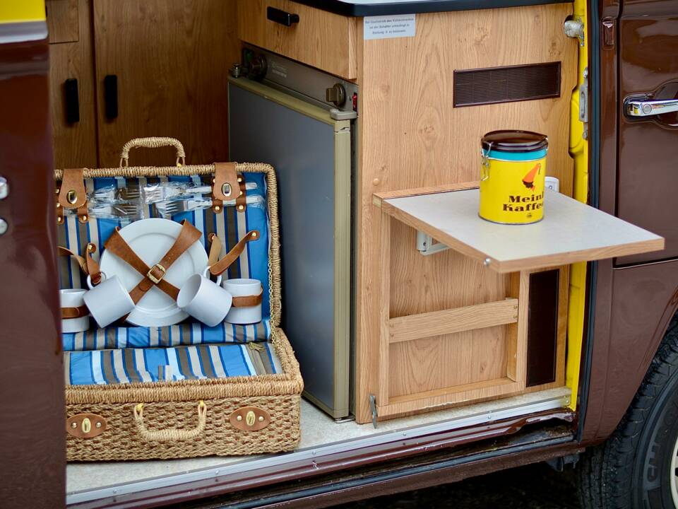 Image 4/18 of Volkswagen T2b panel van (1978)