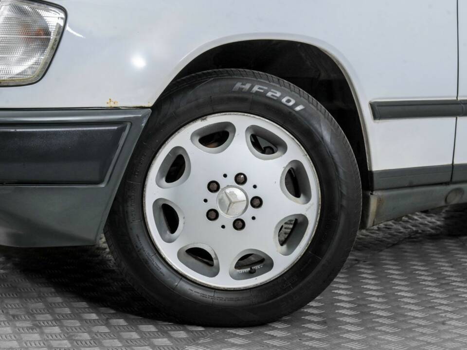 Image 4/50 of Mercedes-Benz 200 (1986)